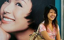 Người châu Á ngày càng chuộng mỹ phẩm làm trắng da