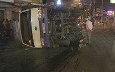 TP.HCM: Xe tải lật giữa đường