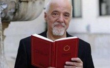 Sách tiểu sử của nhà văn Paulo Coelho gây sóng gió