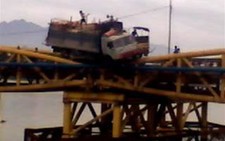 Xe tải suýt rơi xuống sông Hàn
