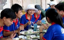 Cơm giá rẻ cho sinh viên tình nguyện