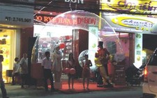 Chiếm vỉa hè để quảng cáo mỹ phẩm