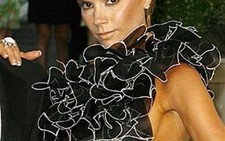 Victoria Beckham cho ra đời dòng sản phẩm váy cao cấp