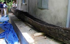 Thuyền độc mộc làm bằng gỗ mun