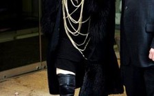 Madonna mặc trang phục Givenchy trong tour diễn 