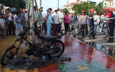 Đốt xe máy giữa phố