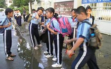 Trẻ vào năm học mới: Cặp sách vẫn oằn vai