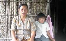 Hai mẹ con nuôi chữ trên đảo Thiềng Liềng