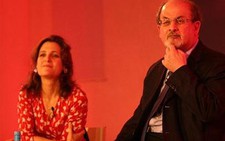 Salman Rushdie nhận giải James Joyce