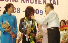 512 sinh viên nhận học bổng khuyến tài
