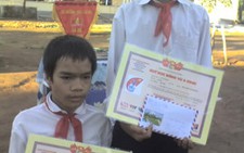 Kontum: Trao học bổng Vừ A Dính cho A Trâm và A Pyữh