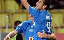 Fred giúp Lyon duy trì ngôi đầu bảng