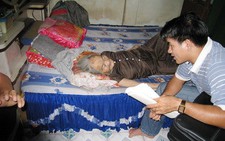 Vụ con ngược đãi mẹ: địa phương đang tìm hiểu