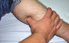 Làm gì nếu chuột rút lúc ngủ?