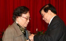 Nguyên phó chủ tịch nước Nguyễn Thị Bình nhận huy hiệu 60 năm tuổi Đảng