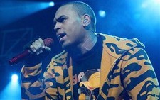 Chris Brown giành giải nghệ sĩ cuả năm của Billboard