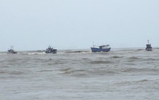 Phú Yên: cứu hộ 4 tàu cá bị nạn