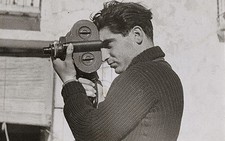 Pierce Brosnan làm phim về phóng viên Robert Capa