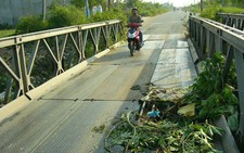 Cầu mới sửa đã thủng sàn, gãy dầm