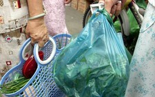 Giảm túi nilông, sao không tận dụng lá, giấy, tre, vải?