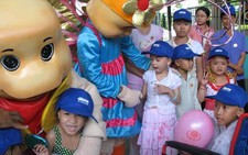 Gần 80 bệnh nhi ung thư vui chơi tại Đầm Sen