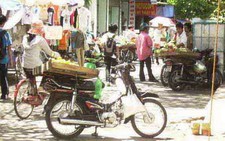 Bát nháo hàng rong làng ĐH Thủ Đức