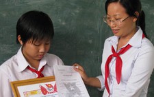 Khen thưởng một học sinh dũng cảm cứu người