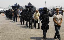 Mexico: tập đoàn buôn lậu ma túy tấn công xe tù