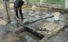 Khu công nghiệp Lê Minh Xuân: Hết đem bùn bón cây lại... bơm bùn ra cống