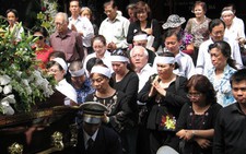 Di quan NSND Phùng Há về chùa Nghệ Sĩ