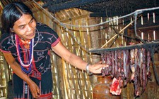 Thịt xông khói của người Cơ Tu