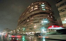 Bán đấu giá khách sạn Watergate