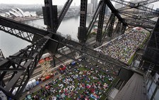 6.000 người ăn sáng trên cầu cảng Sydney