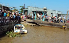 Xe khách đâm chìm phà, 1 người chết, 2 người mất tích