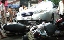 Taxi đâm liên tiếp 4 xe máy