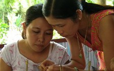 Xóm nghề lông mi giả