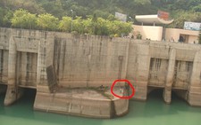 Câu cá trong lòng hồ thủy điện Hòa Bình