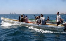 Tàu chiến Ấn Độ chặn cướp biển Somalia