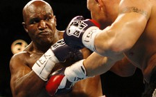 Tay đấm Evander Holyfield trở lại sàn đấu
