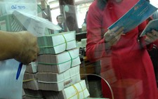 Rút tiền ngân hàng không kiểm lại: mất tiền còn thêm bực