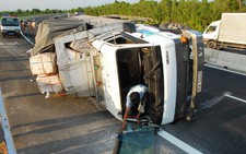 Nổ vỏ xe trên đường cao tốc