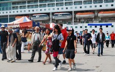 Tàu chở hơn 1.800 du khách cập cảng Chân Mây