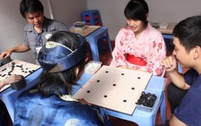 Thiếu nữ đánh cờ vây