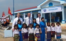 Tặng trường học cho xã biên giới