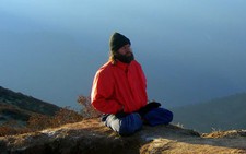 Thiền bên hồ thiêng trên dãy Himalaya
