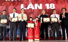 Hai cô gái tí hon nhận kỷ lục Việt Nam