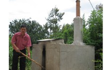 Lò đốt rác của thầy giáo làng