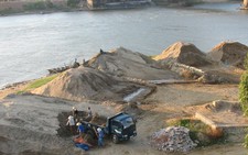 Thanh Hóa: Nhiều điểm khai thác, tập kết cát trái phép