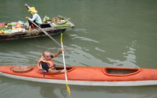 Chèo kayak ở vịnh Hạ Long