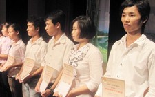 Trao học bổng Thắp sáng ước mơ tuổi trẻ
